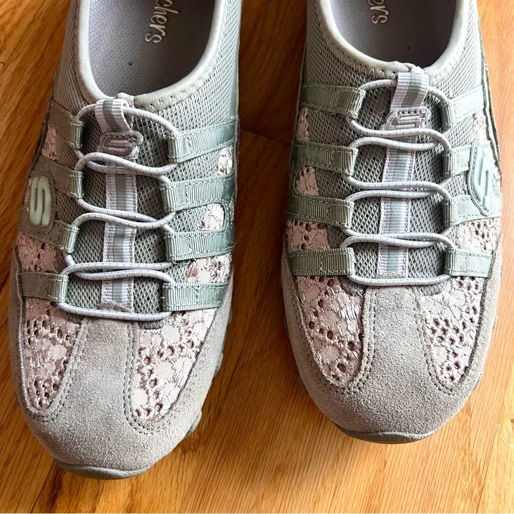 Skechers slip on sz 9.5 Women's Gray Casual Shoes hardly used fun style
